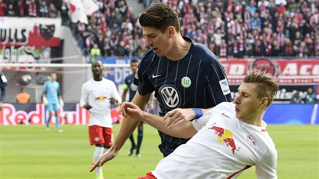 tonk Wolfsburgu Mario Gomez v souboji s obrncem RB Lipska Willi Orbanem.