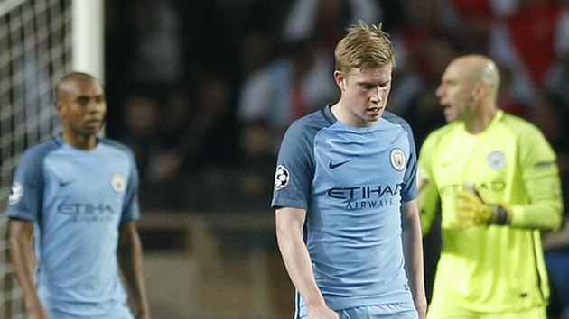 ZOUFALSTV. Kevin De Bruyne vede skupinku zklamanch hr Manchesteru City po druhm inkasovanm glu na hiti Monaka.