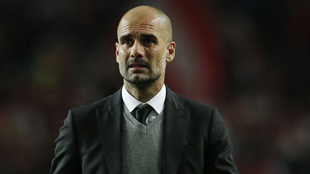 PRVN KONEC V OSMIFINLE. Trenr Manchesteru City Pep Guardiola poznal prvn v karie, jak trpce chutn vypadnut z osmifinle Ligy mistr.