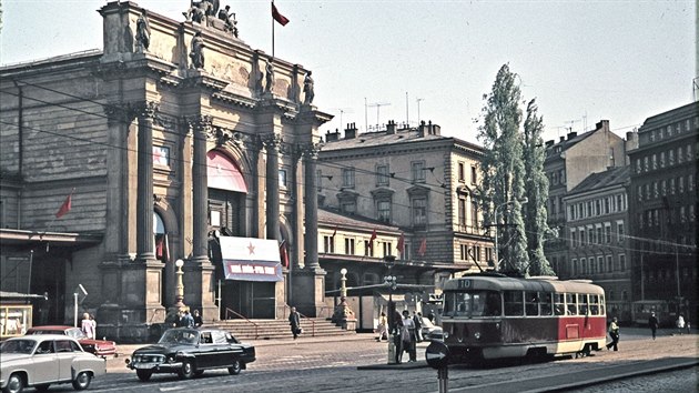 ... v roce 1971 zde vak jet stálo krásná budova nádraí Praha-Tnov. (foto...