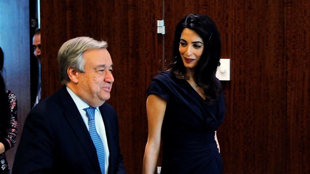 Amal Clooneyov a generln tajemnk OSN Antnio Guterres (New York, 10. bezna 2017)
