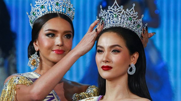 Korunovace nov transgender krlovny krsy Jiratchayi Sirimongkolnawinov, kter vyhrla Miss International Queen 2016 (Pattaya, 10. bezna 2017).