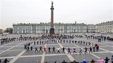Obyvatelé Petrohradu taní ped Zimním palácem. (11. bezna 2017)