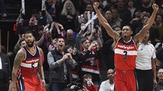 Markieff Morris (vlevo) a Bradley Beal z Washingtonu oslavují vítzný ko proti...