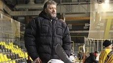 Jiří Parkmann. Trenér, nahoře vzadu, nastoupil k týmu Sokolova v sezoně. Ani on... Jiří Parkmann. Trenér, nahoře vzadu, nastoupil k týmu Sokolova v sezoně. Ani on...