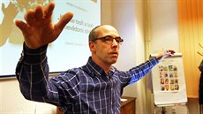 Lektor Zdeněk Okleštěk radí rodičům při výchově. Lektor Zdeněk Okleštěk radí rodičům při výchově.