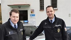 Policisté Jakub Kopřiva a Lukáš Mikleš (zleva) zachránili život ženě, kterou se... Policisté Jakub Kopřiva a Lukáš Mikleš (zleva) zachránili život ženě, kterou se...
