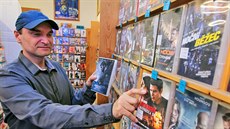 Radek Vimr provozuje poslední klasickou videopůjčovnu v Karlovarském kraji.... Radek Vimr provozuje poslední klasickou videopůjčovnu v Karlovarském kraji....