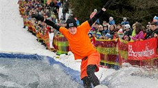 Jízda přes velkou louži v šumavském lyžařském areálu Špičák. Jízda přes velkou louži v šumavském lyžařském areálu Špičák.