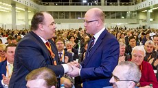 Bohuslav Sobotka gratuluje Janu Birkemu ke zvolení místopedsedou na sjezdu...