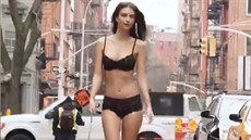 Americká modelka Emily Ratajkowski vení psa ve spodním prádle