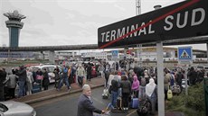 Úady se rozhodly evakuovat jiní terminál kvli obavám, e pachatel má na...