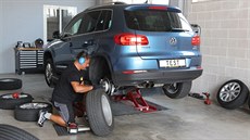 Pneumatiky před sezonou tradičně testují evropské autokluby Pneumatiky před sezonou tradičně testují evropské autokluby