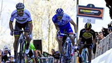 VÍTĚZSTVÍ VE SPURTU. Peter Sagan (vlevo) a jeho poslední metry 5. etapy závodu... VÍTĚZSTVÍ VE SPURTU. Peter Sagan (vlevo) a jeho poslední metry 5. etapy závodu...