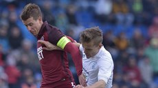 Sparťanský záložník Lukáš Mareček (vlevo) se snaží zastavit pronikajícího... Sparťanský záložník Lukáš Mareček (vlevo) se snaží zastavit pronikajícího...