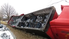 Převrácený kamion s převodovkami mezi Českou Třebovou a Třebovicí. Převrácený kamion s převodovkami mezi Českou Třebovou a Třebovicí.