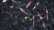 PANENKY NA UHLÍ. Popálené panenky ležící na lůžku z uhlí jsou součástí umělecké... PANENKY NA UHLÍ. Popálené panenky ležící na lůžku z uhlí jsou součástí umělecké...