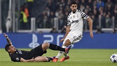 Záloník Sami Khedira (vpravo) v akci v utkání Ligy mistr mezi Juventusem a...