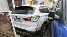 Dodávka fiat ujela před nárazem do BMW pozpátku několik desítek metrů. Dodávka fiat ujela před nárazem do BMW pozpátku několik desítek metrů.