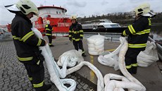 Hasiči likvidují ropnou skvrnu na Vltavě (11: března 2017). Hasiči likvidují ropnou skvrnu na Vltavě (11: března 2017).
