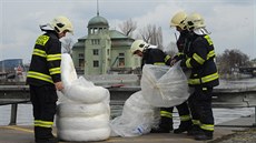 Hasii likvidují ropnou skvrnu na Vltav (11: bezna 2017).
