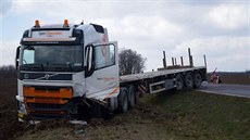 Pi elním stetu kamionu s peugeotem zemel u Mackovic na Znojemsku...