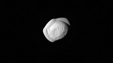 Měsíc Saturnu Pan na snímku sondy Cassini z března 2017 Měsíc Saturnu Pan na snímku sondy Cassini z března 2017