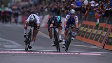 O CENTIMETRY. Michal Kwiatkowski (uprostřed) hodil své kolo do cíle v klasice... O CENTIMETRY. Michal Kwiatkowski (uprostřed) hodil své kolo do cíle v klasice...