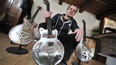 Jiří Kratochvíl a jeho první tři kytary z nerezového plechu. Pokud rokytnický... Jiří Kratochvíl a jeho první tři kytary z nerezového plechu. Pokud rokytnický...