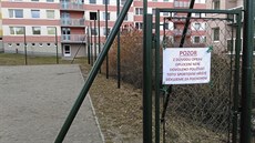 Nápis na brance hřiště ve Srázné ulici v Jihlavě je alibistický. Oplocení... Nápis na brance hřiště ve Srázné ulici v Jihlavě je alibistický. Oplocení...