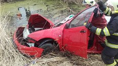 idi na Nymbursku nezvládl zatáku, s autem skonil v potoce (14.3.2017).