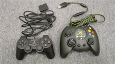 Vlevo ovlada k PlayStation 2, vpravo k Xboxu