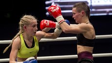 Česká boxerka Fabiána Bytyqi (vlevo) a Jevgenija Zablocká z Ruska bojují na... Česká boxerka Fabiána Bytyqi (vlevo) a Jevgenija Zablocká z Ruska bojují na...