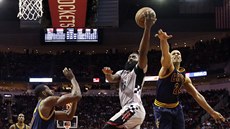 James Harden z Houstonu zakončuje v utkání proti Clevelandu. James Harden z Houstonu zakončuje v utkání proti Clevelandu.