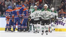 Hokejisté Edmontonu slaví, hrái Dallasu míí plni frustrace na stídaku.