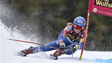 Mikaela Shiffrinová na trati obího slalomu ve Squaw Valley.