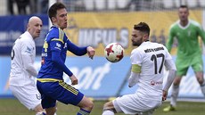 Zleva Marek Janečka z Karviné, Davis Ikaunieks z Jihlavy a Pavel Eismann z... Zleva Marek Janečka z Karviné, Davis Ikaunieks z Jihlavy a Pavel Eismann z...
