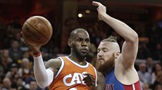 LeBron James (vlevo) z Clevelandu se snaží přehrát Arona Baynese z Detroitu. LeBron James (vlevo) z Clevelandu se snaží přehrát Arona Baynese z Detroitu.