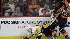 Jakub Voráek (vpravo) z Philadelphie v souboji s Chadem Ruhwedelem z...