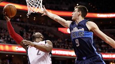 Washingtonský basketbalista John Wall (vlevo) se snaží zakončit akci na koš... Washingtonský basketbalista John Wall (vlevo) se snaží zakončit akci na koš...