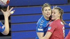 Porubská pivotka Michaela Konečná (vpravo) s polskou protihráčkou sledují míč. Porubská pivotka Michaela Konečná (vpravo) s polskou protihráčkou sledují míč.