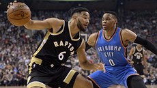 Cory Joseph (vlevo) z Toronta se snaží prosadit přes bránícího Russella... Cory Joseph (vlevo) z Toronta se snaží prosadit přes bránícího Russella...