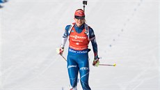 Gabriela Koukalová projídí cílem stíhacího závodu v Oslu na druhém míst.
