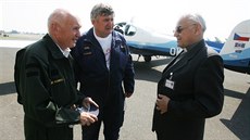 Kardinál Miloslav Vlk v roce 2006 spolu s pilotem Miroslavem Kováem...