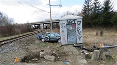 Mladý řidič vjel v Prostějově na přejezd přímo před přijíždějící vlak. Náraz... Mladý řidič vjel v Prostějově na přejezd přímo před přijíždějící vlak. Náraz...