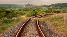 Trati z Čížkovic do Obrnic se přezdívá Švestková dráha kvůli četným švestkovým... Trati z Čížkovic do Obrnic se přezdívá Švestková dráha kvůli četným švestkovým...