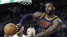 LeBron James z Clevelandu pihrává v utkání s Detroitem.