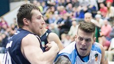 Ladislav Horák (vpravo) z Kolína se tlačí do Pavla Houšky z Děčína. Ladislav Horák (vpravo) z Kolína se tlačí do Pavla Houšky z Děčína.