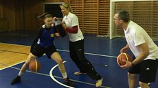 Ivana Večeřová (uprostřed) a Petr Treml se na Kempu basketbalových nadějí... Ivana Večeřová (uprostřed) a Petr Treml se na Kempu basketbalových nadějí...