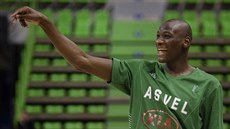 Bandja Sy v dobré nálad na tréninku ASVEL Lyon-Villeurbanne